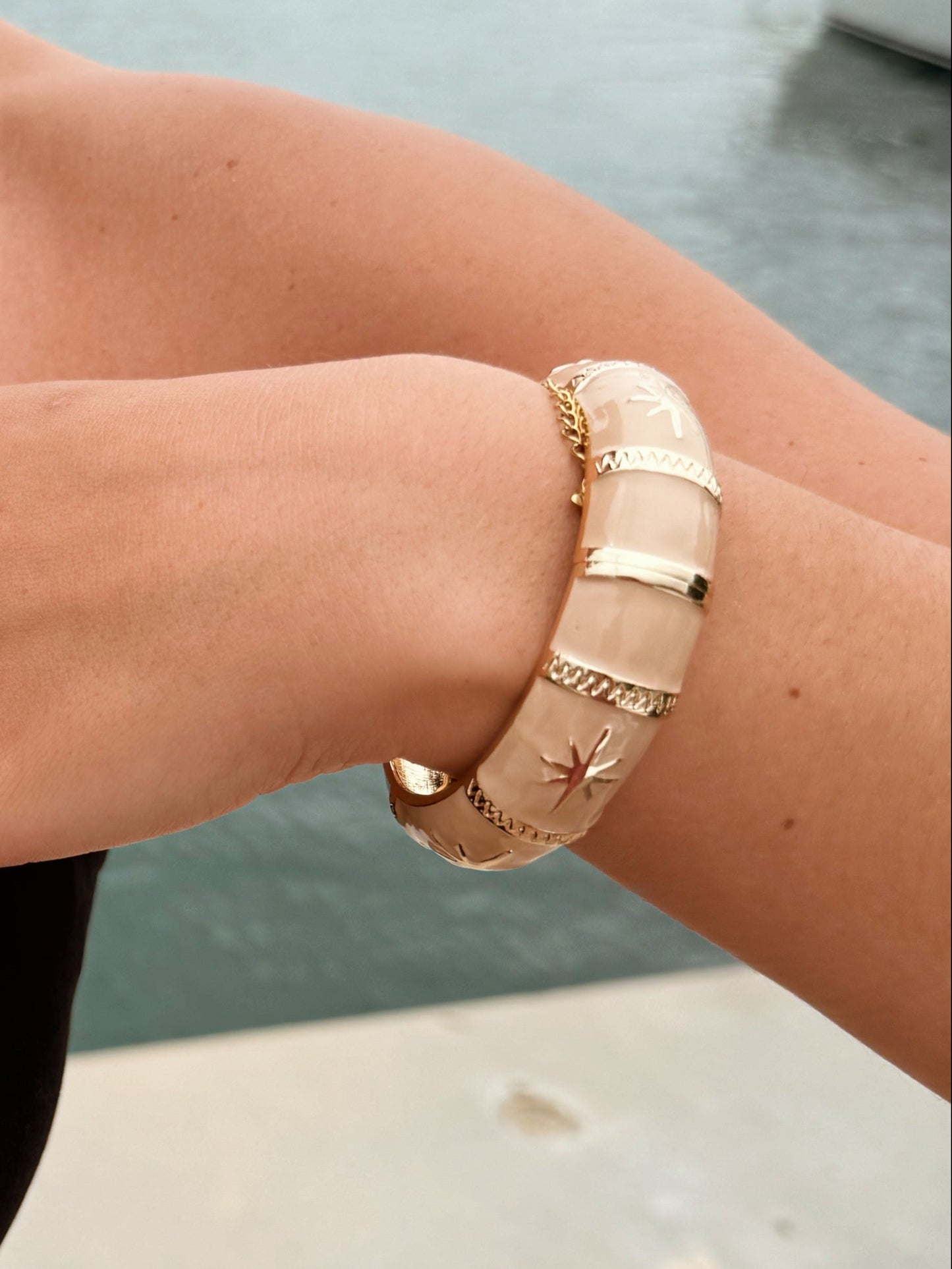Armband massief met gouden details - Beige