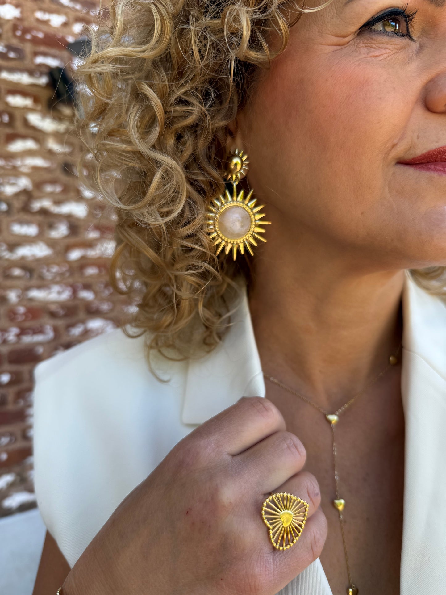 Oorbellen zon met beige steen - Goud