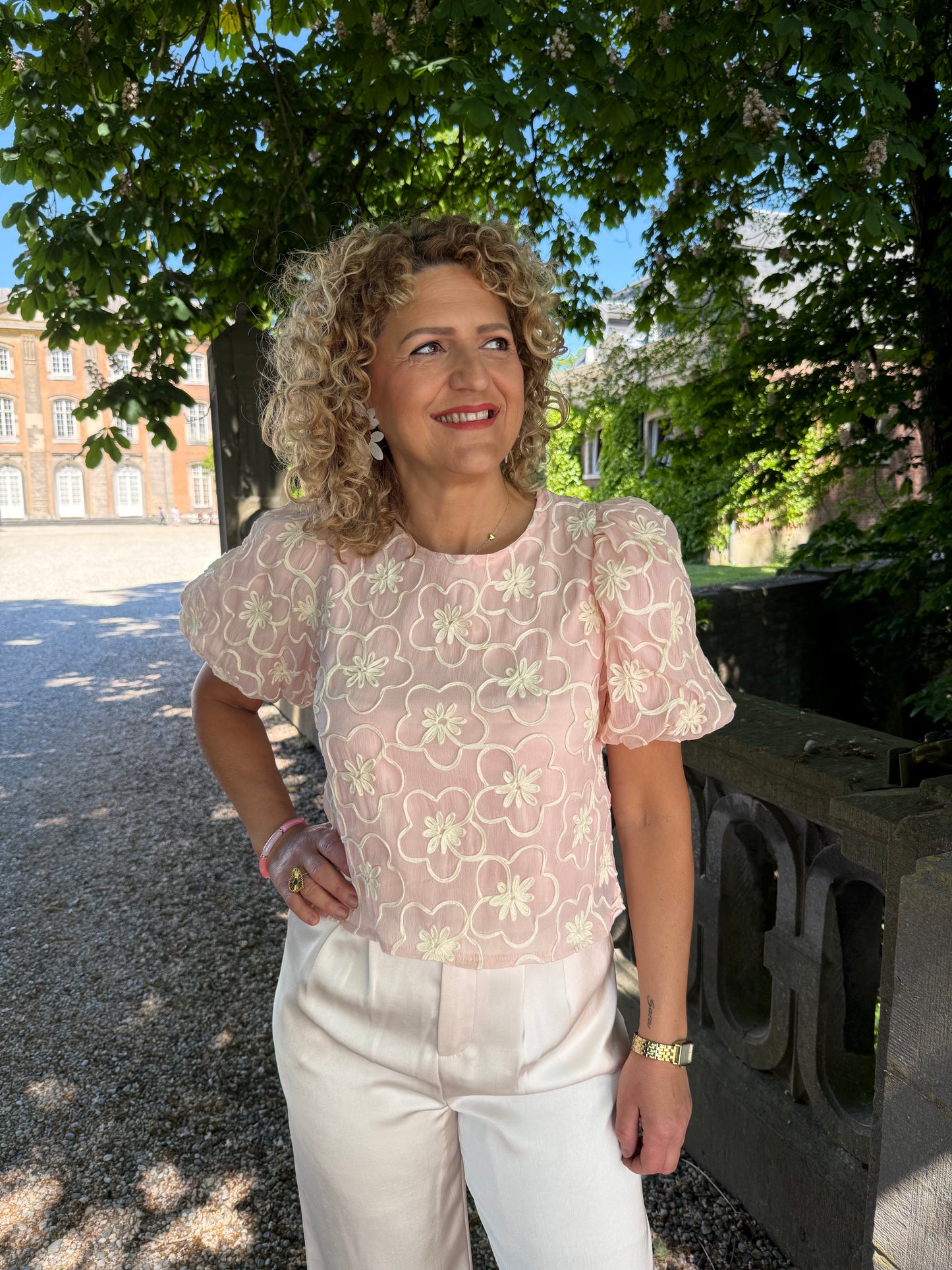 Top met bloemen en pofmouw - Roze