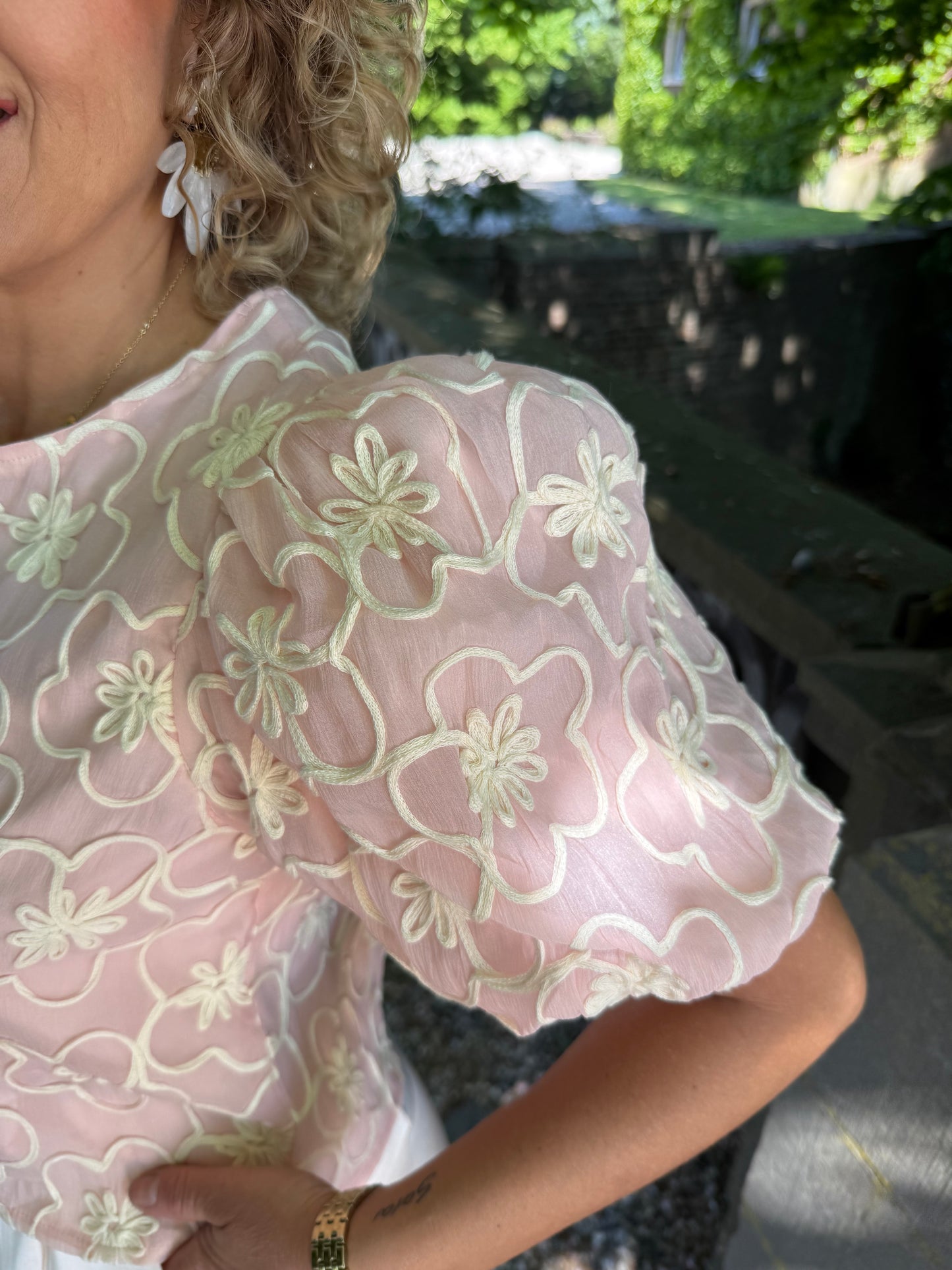Top met bloemen en pofmouw - Roze