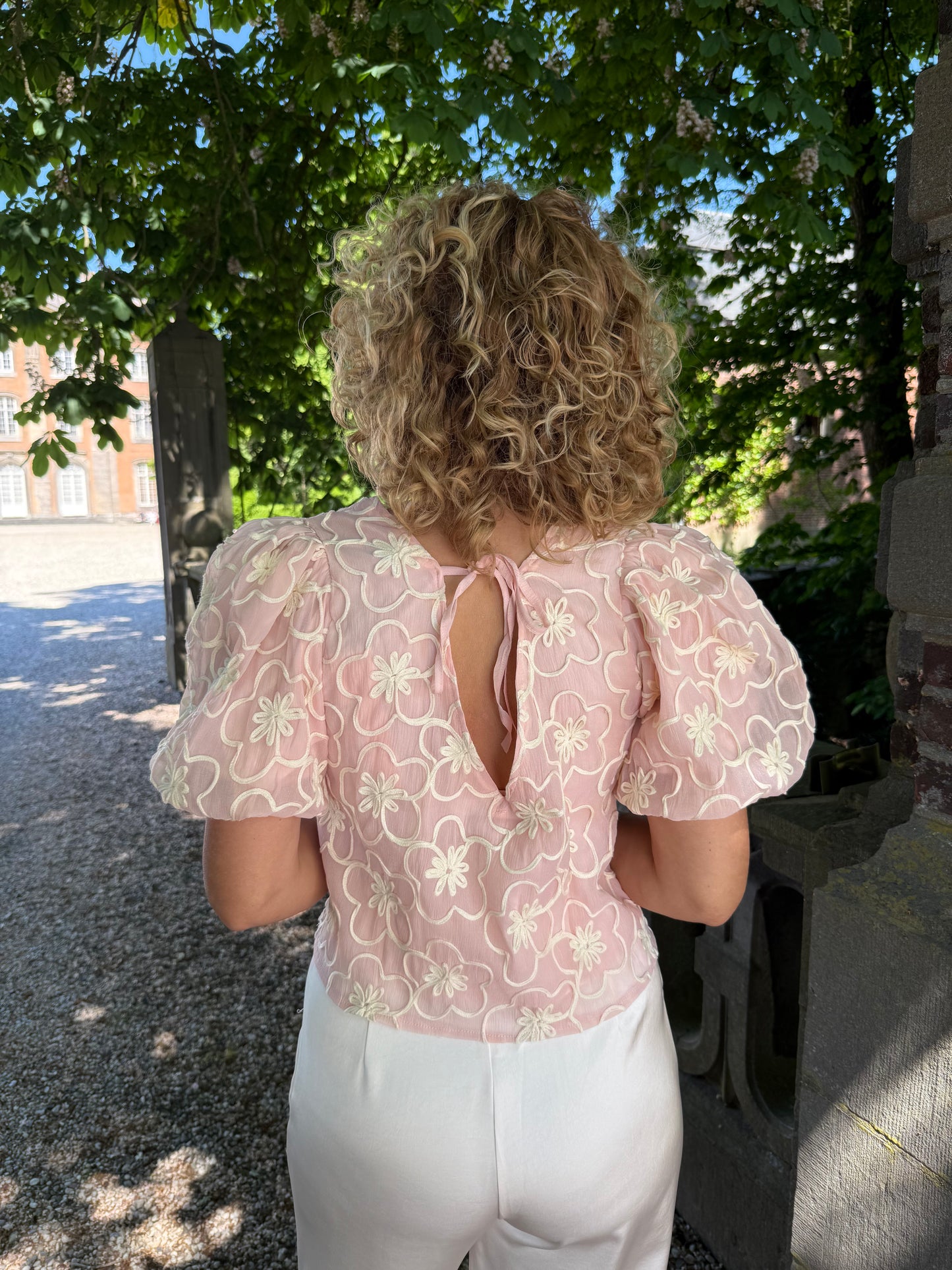 Top met bloemen en pofmouw - Roze