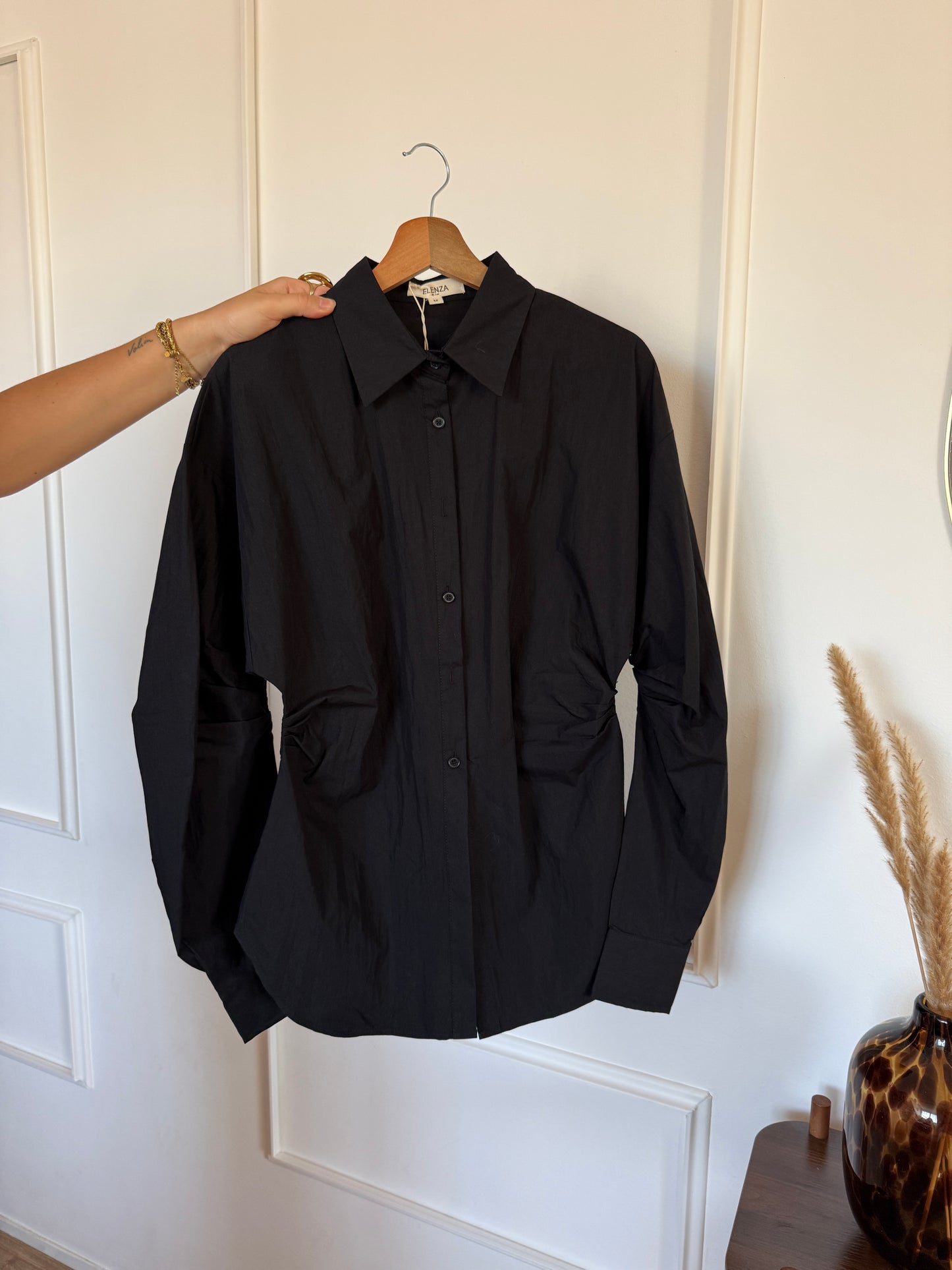 Getailleerde blouse met details - Zwart