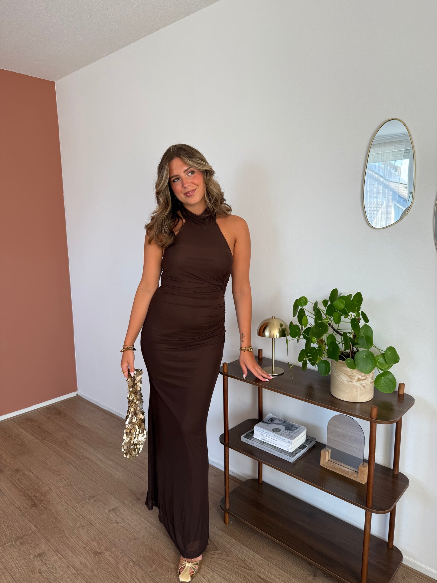 Halter jurk met open rug - Bruin