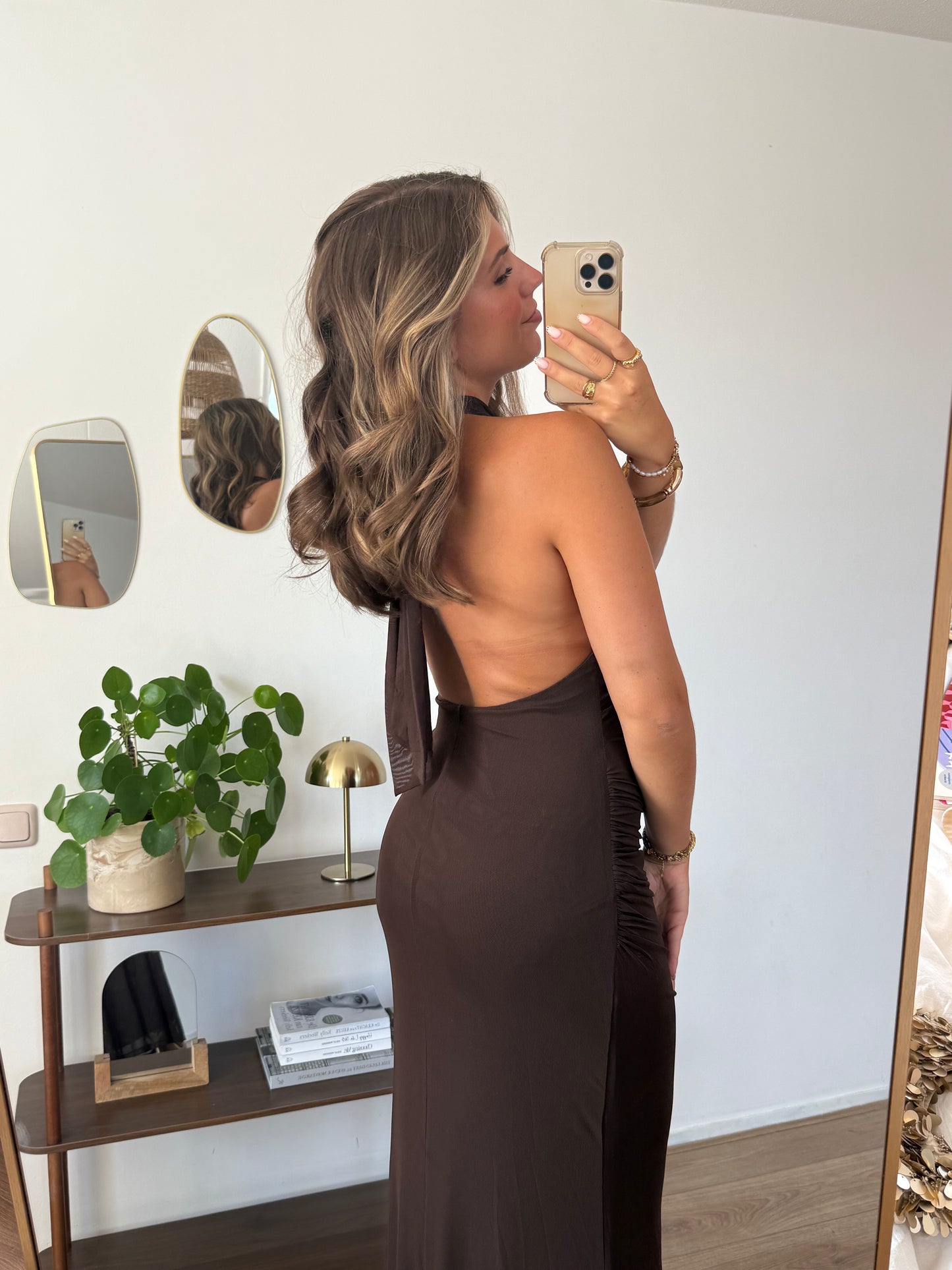 Halter jurk met open rug - Bruin