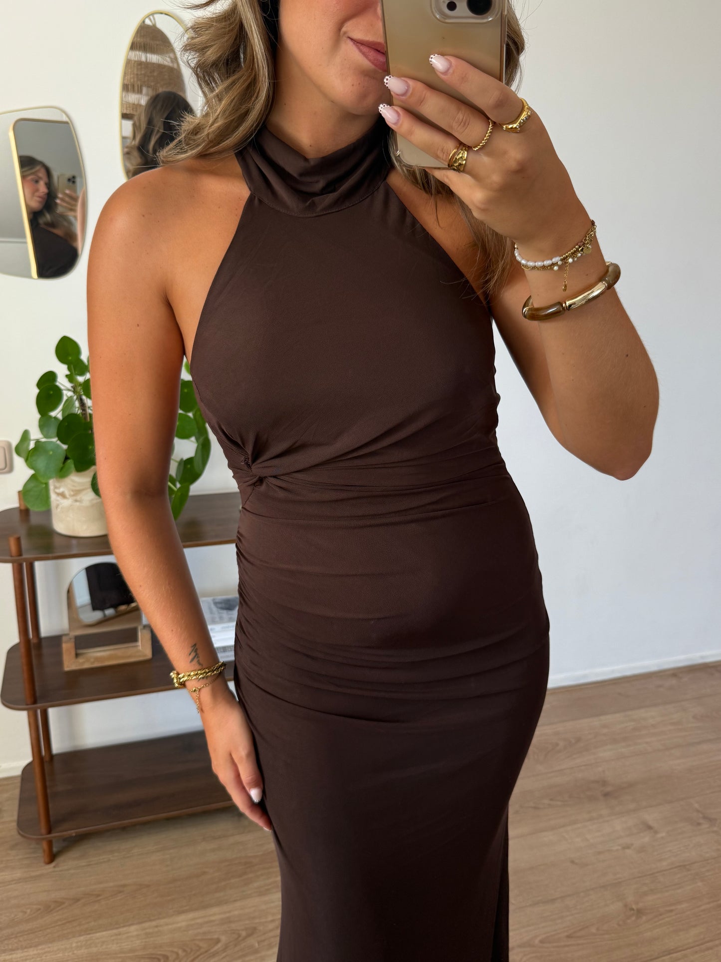 Halter jurk met open rug - Bruin