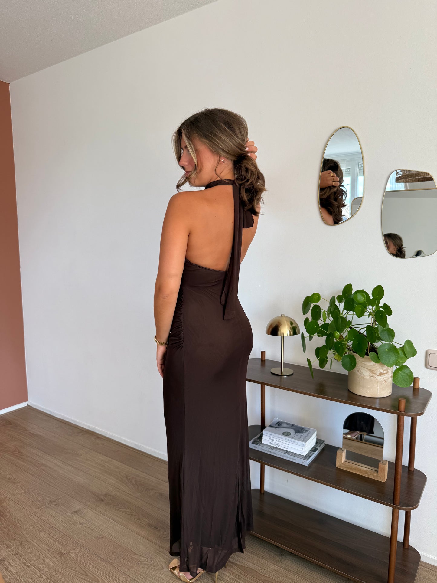 Halter jurk met open rug - Bruin