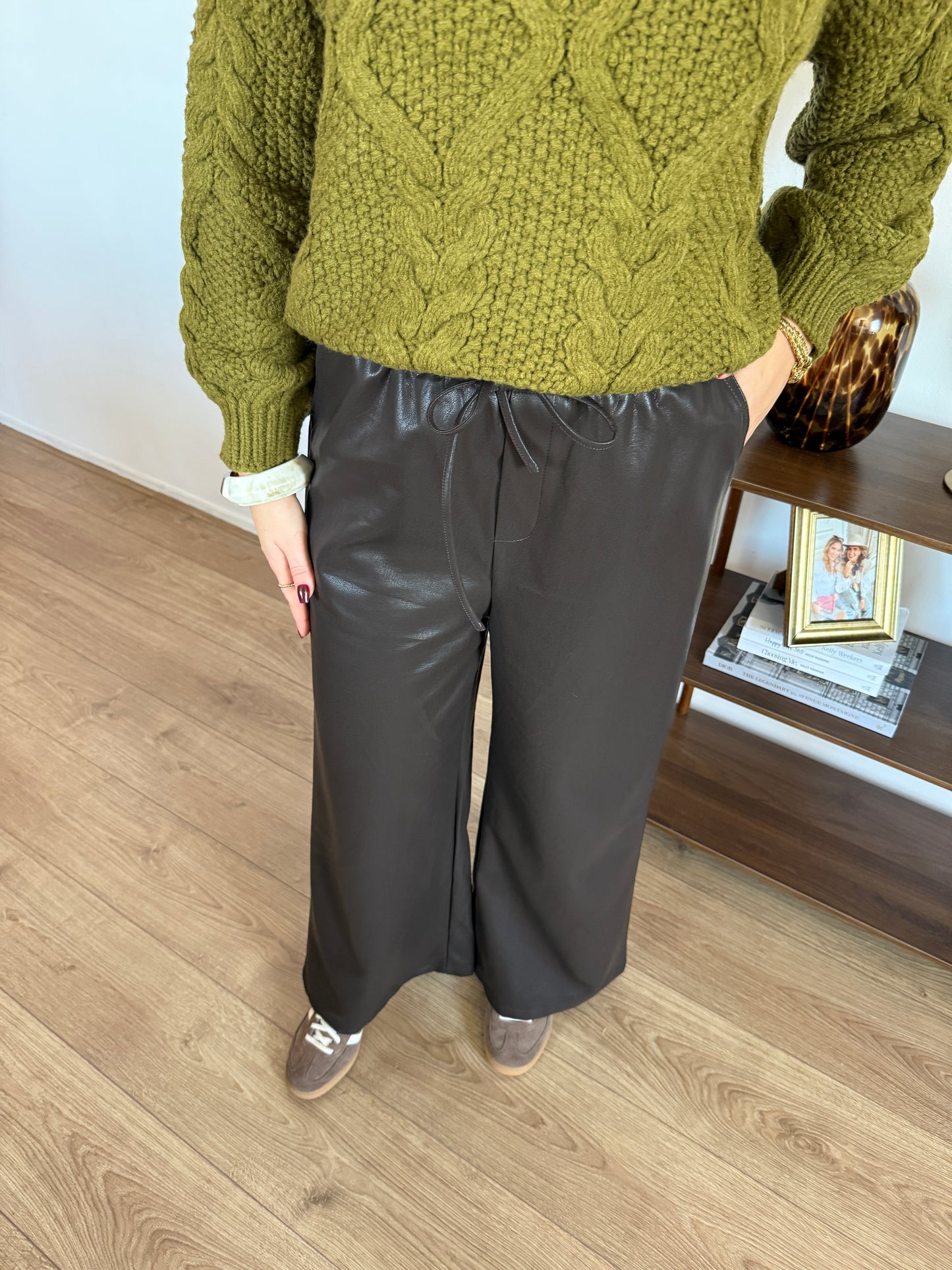 PU leren broek met elastiek - donkerbruin