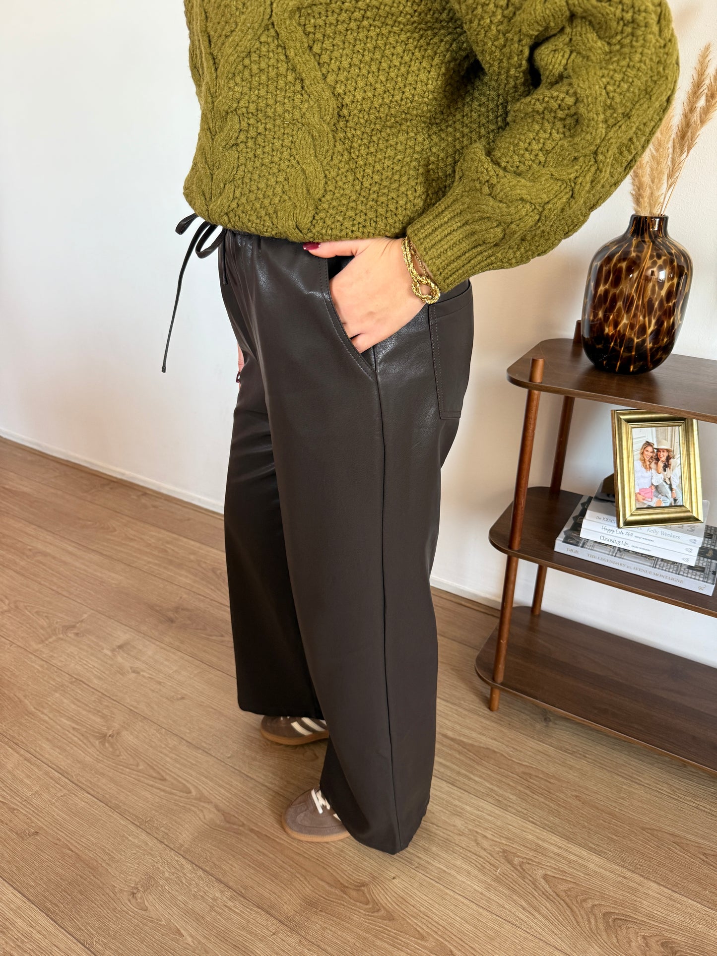 PU leren broek met elastiek - donkerbruin