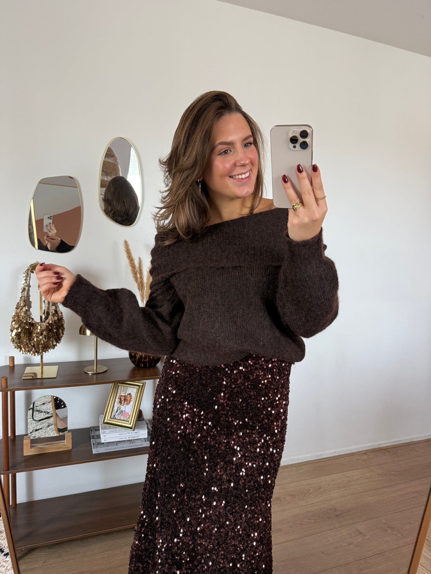 Fluffy off-shoulder trui - bruin