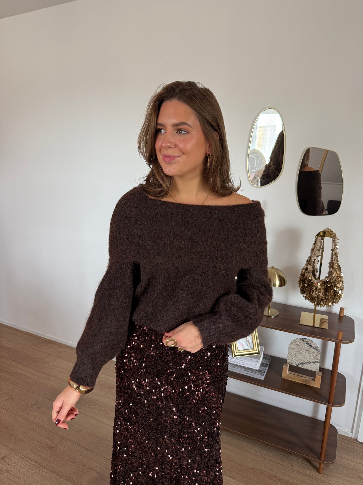 Fluffy off-shoulder trui - bruin