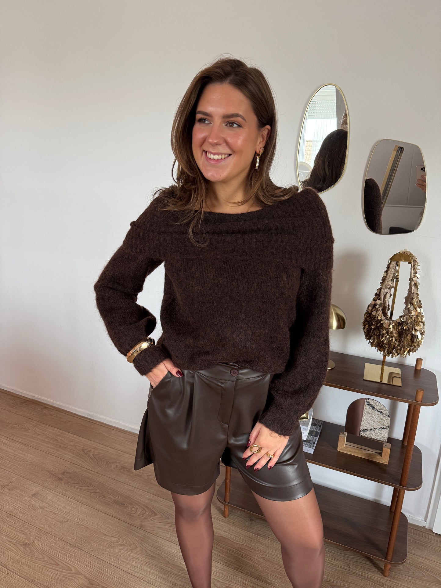 Fluffy off-shoulder trui - bruin