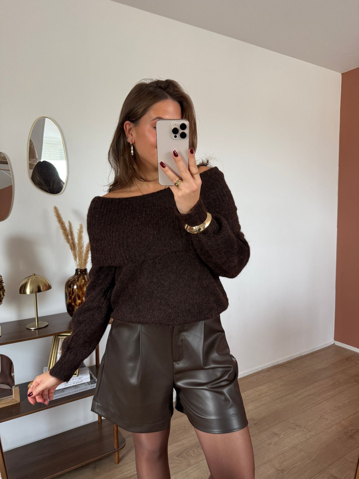 Fluffy off-shoulder trui - bruin